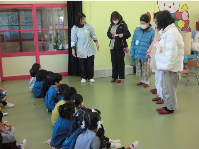 名札をつけて自己紹介から！