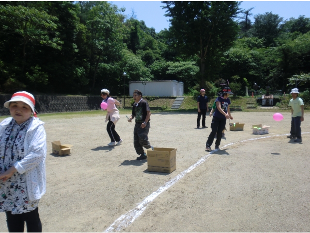 最後は障害物リレー！