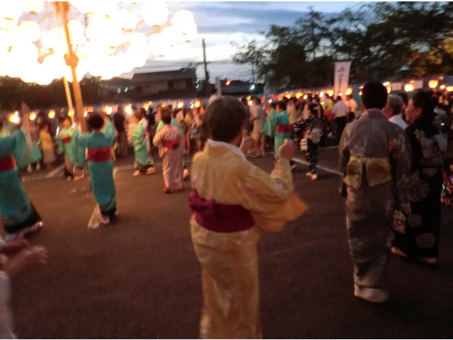 浴衣姿で優雅に踊る