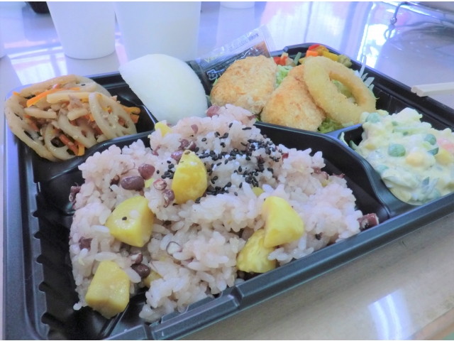 栗入り赤飯、クリームコロッケ、れんこんきんぴら、卵サラダ、梨