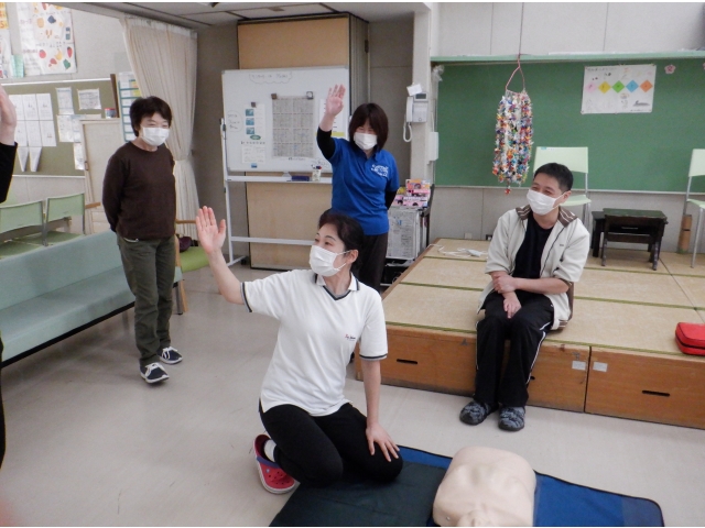 周りの人たちに１１９番通報とＡＥＤの準備を呼びかけています。