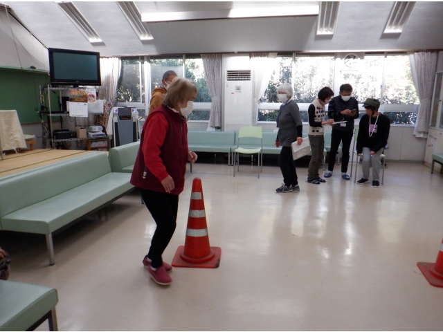 小回りで歩くのが難しいようです。