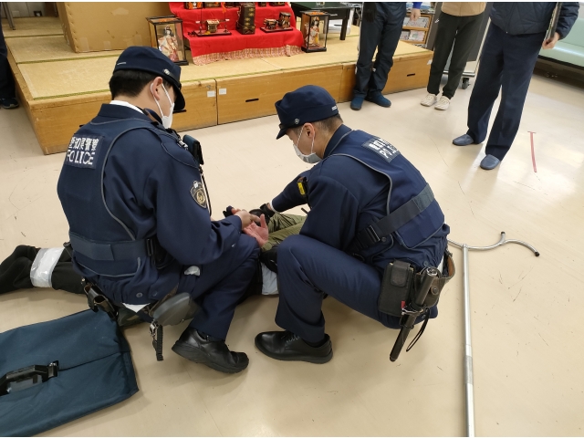 腕をおさえて、