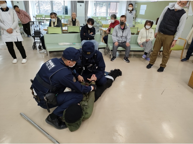 手錠をはめます