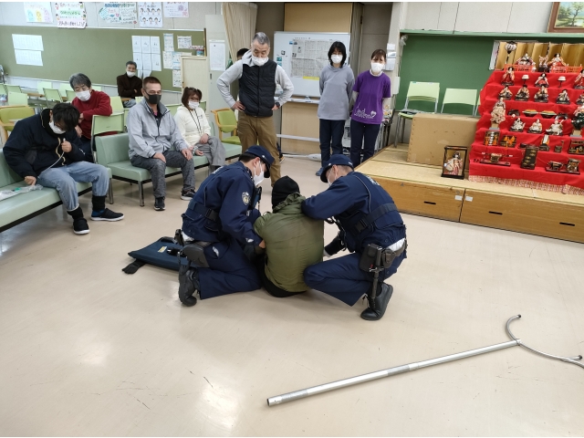 不審者を取り押さえました