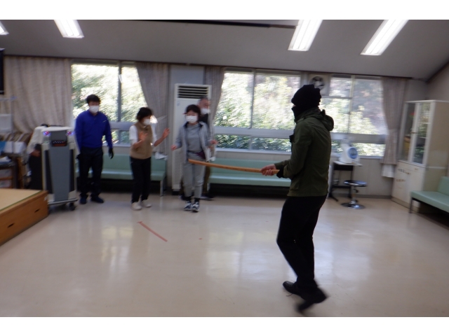 容易に集会室への侵入を許してしまいました