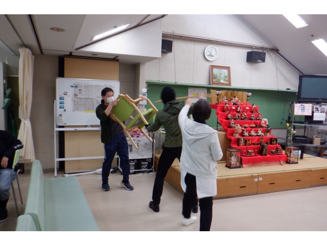 椅子で応戦しております！