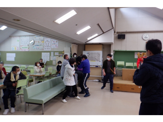 多人数で取り押さえにかかります