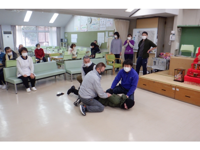 何とか床に組み伏せました