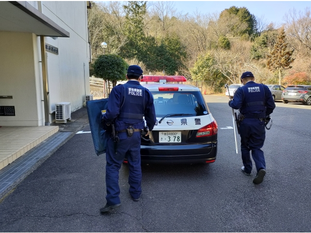 防具とさすまたを持って現場に向かいます。