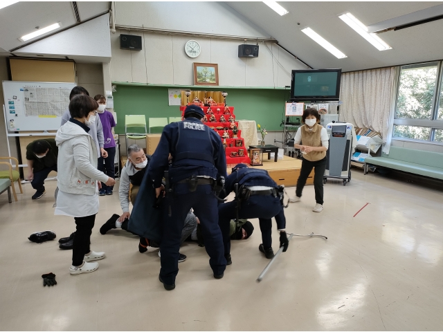 取り押さえにかかります