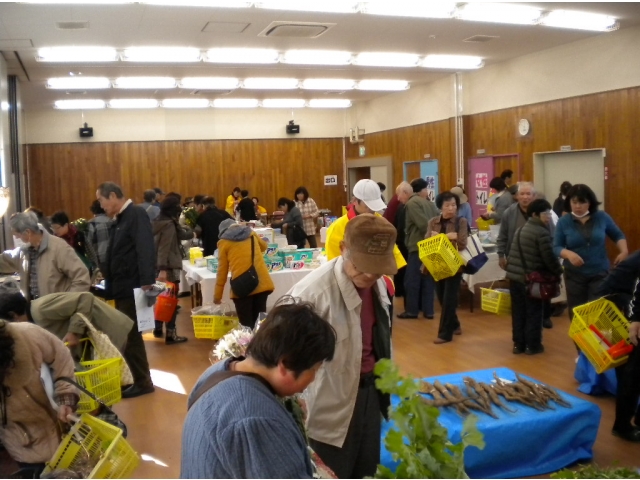 毎年、来場の皆さんの一番の目的は新鮮なお野菜やアサリです。