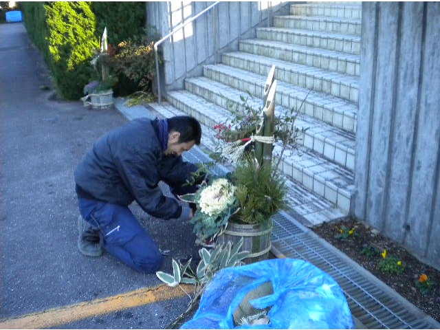 　　　サンワーク藤川の職員さん門松設置作業中