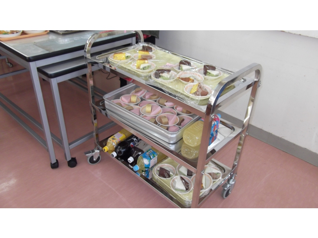 ケーキとジュース類をスタンバイ