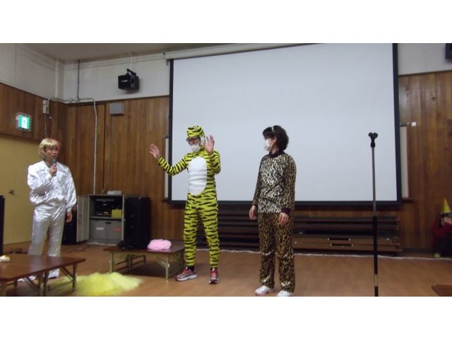 みんなの前で仮装を披露