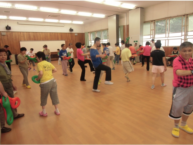 リズムに合わせて運動中!!