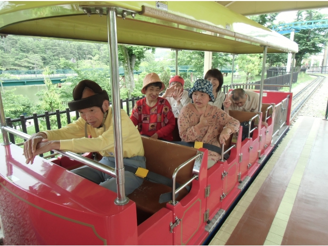 汽車に乗って出発！