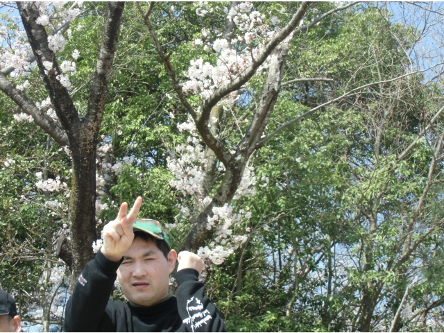 華のある男と花の図