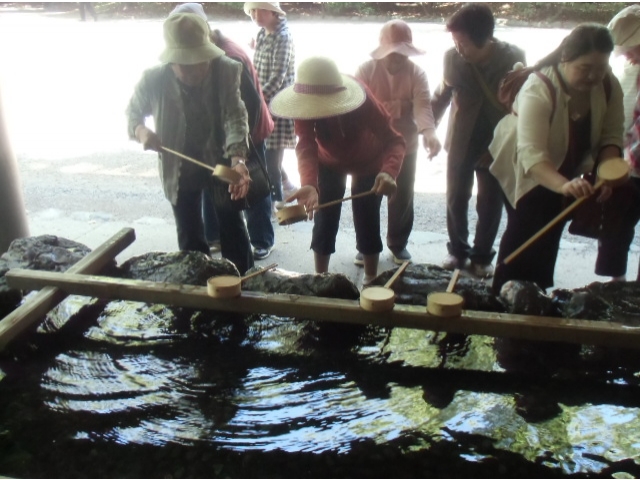 神様へのお参りの前には手を清めて…