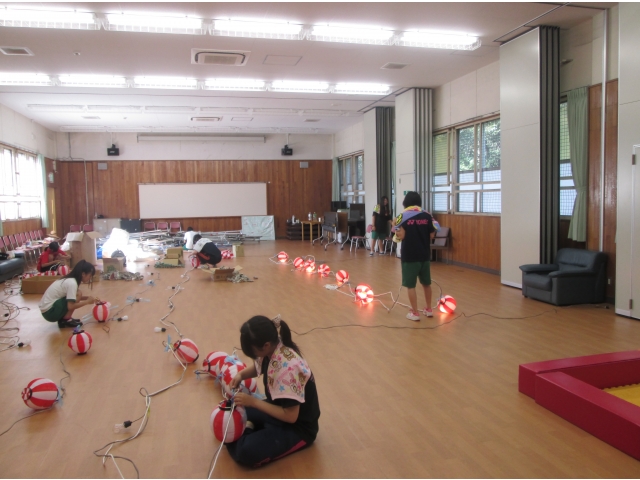 提灯の電気がつくと雰囲気が出てきます。