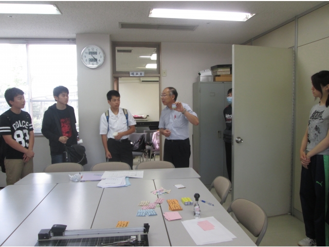 ボランティア活動参加証を所長から渡していただきました。