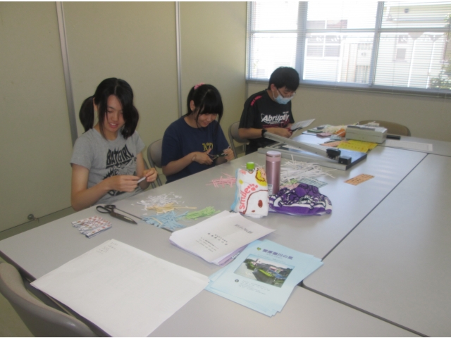 夏祭りチケット作りは細かい作業です。