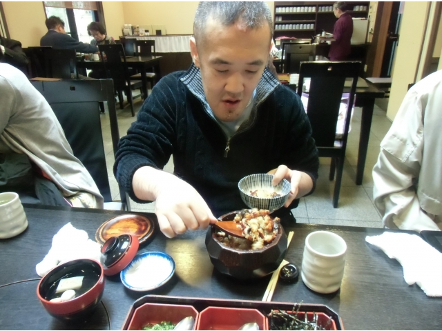 上手に、大切そうによそっていました。
