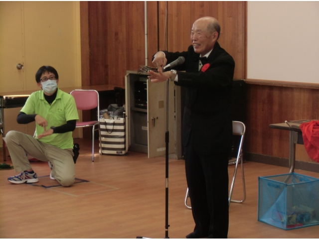 芸を教えていただき、なんとか芸を盗もうとする職員