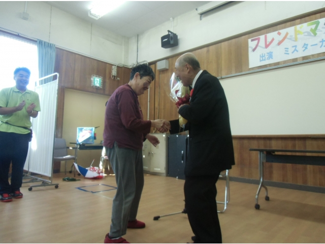 花束の贈呈と握手を。ありがとうございました。