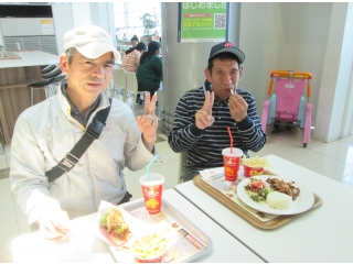 美味しそうに食べているところを激写！にっこり笑顔が撮れました。
