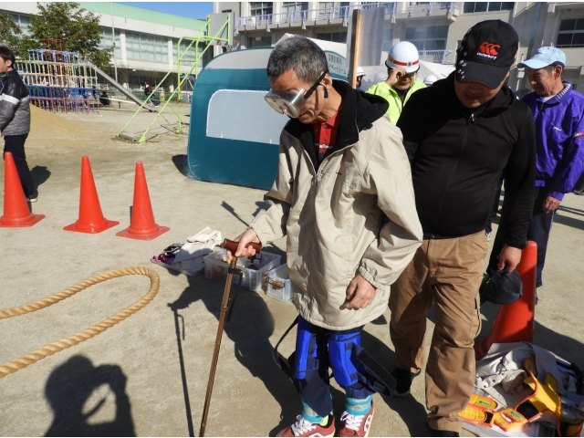 高齢者体験で、悪路を歩いてみます。