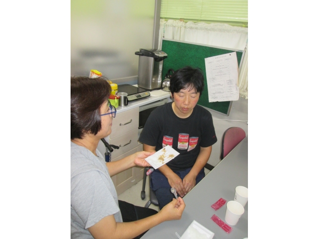 無言で口へ