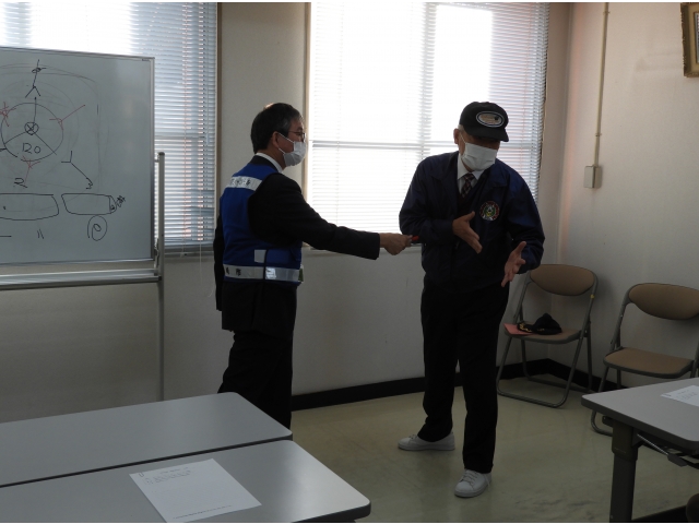 凶器を持っている相手の外側に逃げること