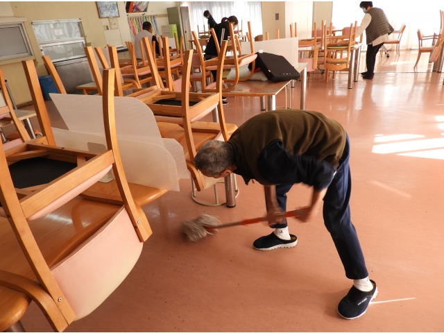 床のモップ掛け（1）