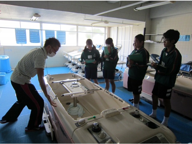 見たことのない機械浴の浴槽には興味津々
