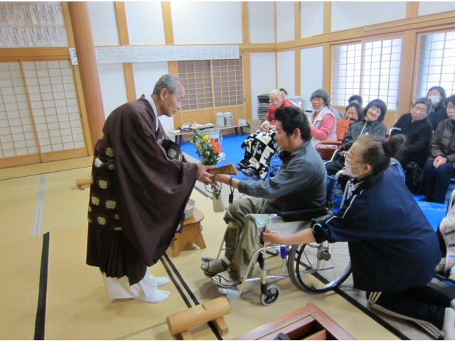 利用者さんによる献花