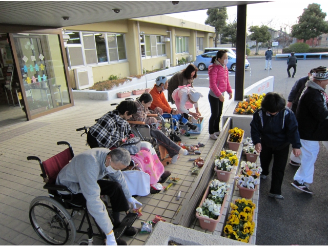 厄男たちが菓子を撒きます。