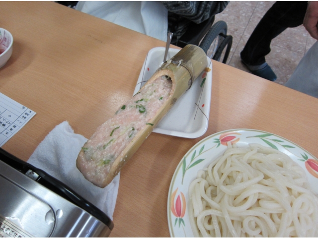 竹筒は管理業務嘱託員の武市さん手作り
