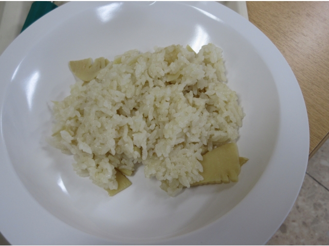 春の息吹　たけのこご飯です