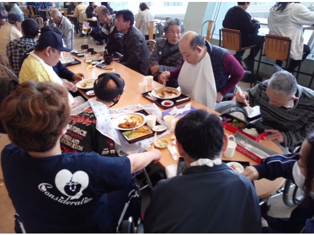 「みんなで楽しいお食事です。」