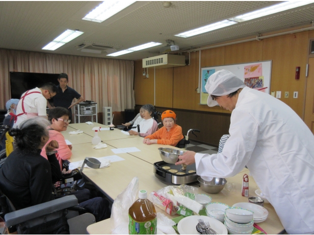 「調理師さんが焼いています」