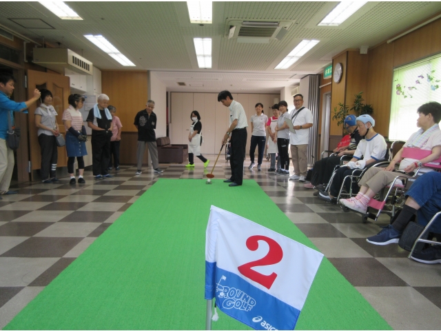 寮長の始球式です