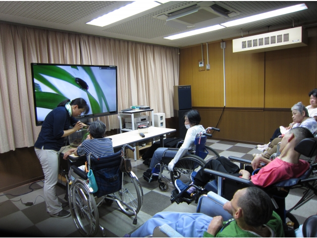 「赤いところが目なの？」
顔は赤い部分の先！！