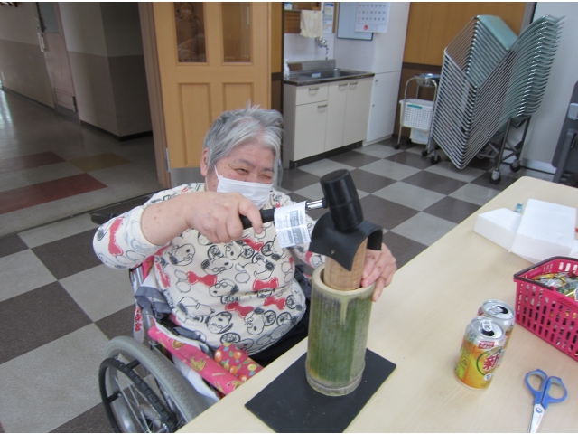 ハンマーで
アルミ缶を潰すよ！
