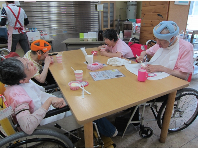 このテーブルはピンクで染まっている！？