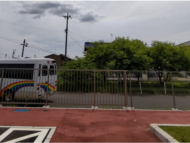 これも奇跡!?虹の絵のマイクロバス通過