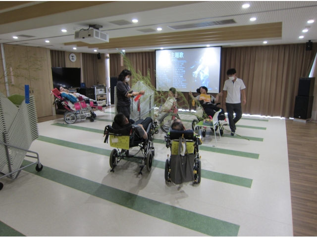 飾り付け中