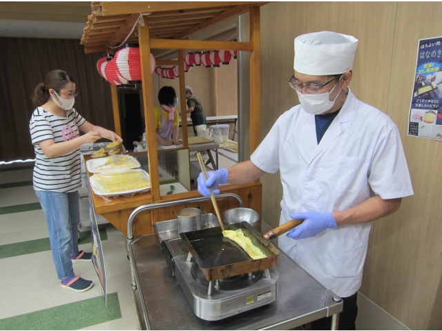 自慢のだし巻き卵の実演！