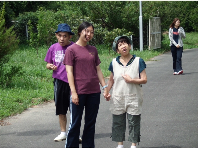 散歩クラブ　利用者さんと仲良くチーズ