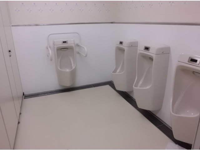 新しくなった小便器です。